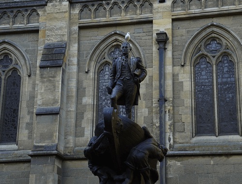 馬修福林德斯的雕像