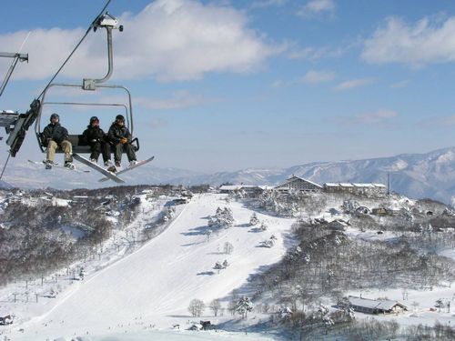 布勒山上的電纜車載著三位滑雪遊客