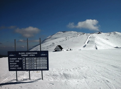 雪山上的覆蓋滿雪的滑雪道
