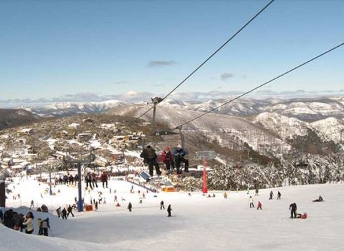 布勒山雪山的電纜車和滑雪旅客
